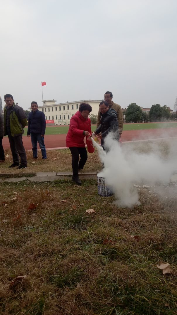 \\Hscjzx\学校照片\2017下\12.13教职工消防练习\IMG20171213152419.jpg