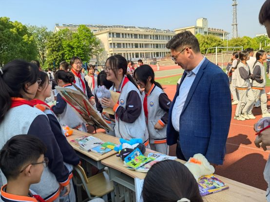 一群小孩在桌子上&#xA;&#xA;描述已自动生成