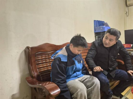 图片包含 人, 男人, 年轻, 人们&#xA;&#xA;描述已自动生成