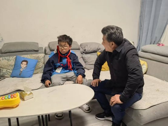 图片包含 人, 室内, 桌子, 小&#xA;&#xA;描述已自动生成