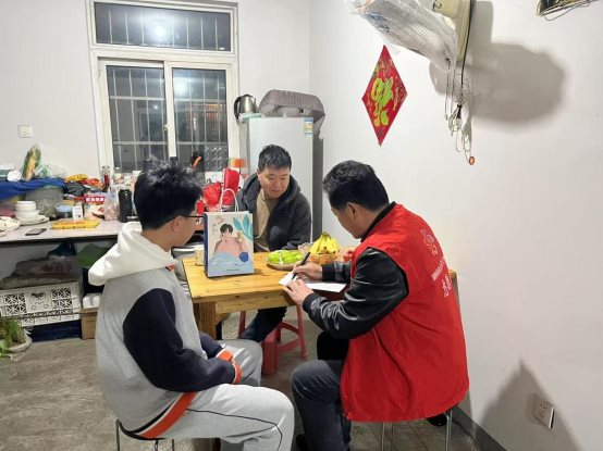 图片包含 人, 室内, 男人, 年轻&#xA;&#xA;描述已自动生成