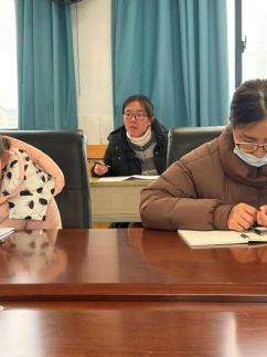 桌子前的人

AI 生成的内容可能不正确。